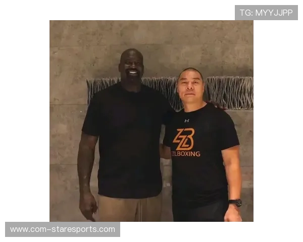 奥尼尔与足球巨星亲密合影视频曝光两位体育传奇同框引热议 奥尼尔与足球巨星亲密合影视频曝光两位体育传奇同框引热议